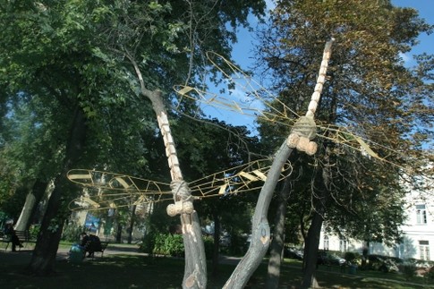 Деревянные стрекозы. Они появились в парке на Гончара одними из первых в прошлом году; фото Ю.Малащук
