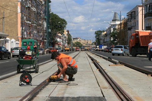 Спешка. Рабочие обещают, что трамвай пойдет 2 сентября, фото А. Лесик