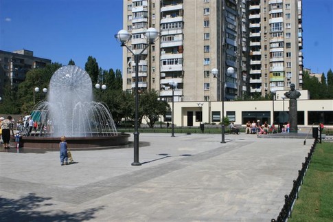 Проспект Глушко. Сквер у памятника ракетостроителю уже облюбовали местные жители, фото А. Лесик