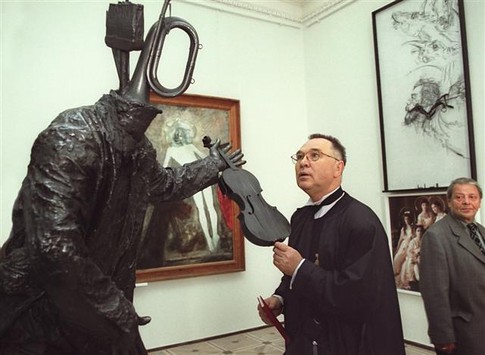 Модельер у экспозиции художника Эдуарда Дробицкого. Фото ИТАР-ТАСС