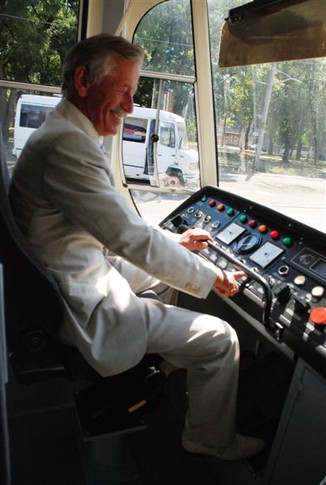 Вагоноважатый. Пригласив журналистов в салон, вице-мэр привел трамвай в движение, фото К. Диланян