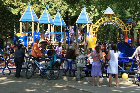 Соборка. Одна из лучших детских площадок привлекает родителей и детей со всей Одессы, фото А. Лесик