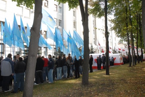 Милицию пикетировали БЮТовцы и регионалы, фото М.Кучнева