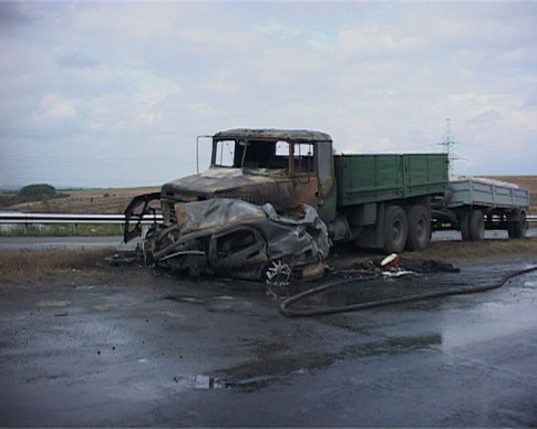 Водитель "Шевроле" и два его пассажира врезались в КРАЗ