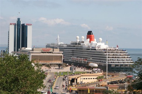 Гигант. "Королева Виктория" — самое большое судно, которое когда-либо было в порту, фото А. Лесик