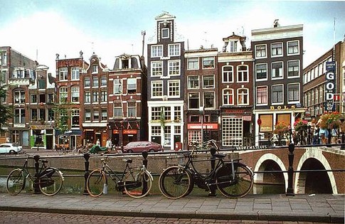 "Пьяные" дома в Амстердаме. Их фасады немного наклонены над тротуарами — чтобы вещи затаскивать через окна
