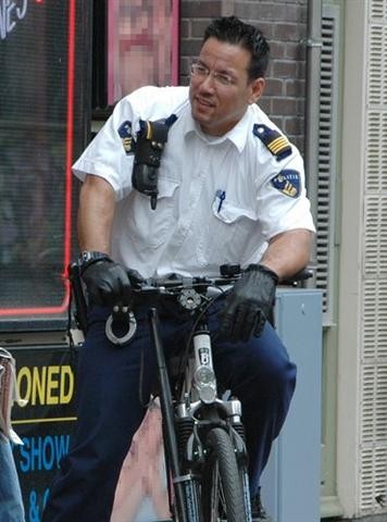 Даже полиция использует двухколесный транспорт