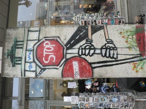 Кусок Берлинской стены. Остальное разобрали на сувениры. Фото: А.Чаленко