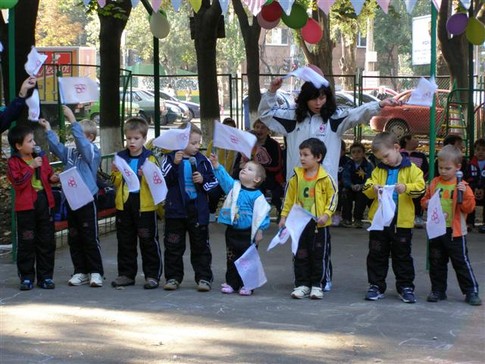 Самые маленькие "олимпийцы" станцевали для болельщиков танец с флажками, фото О. Лесен
