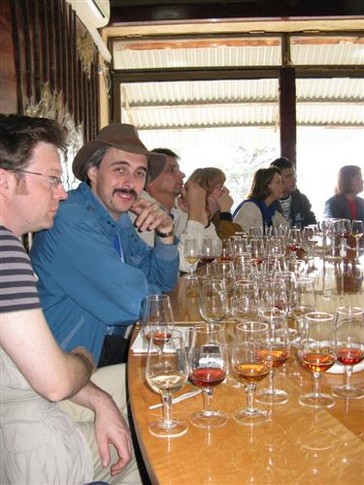 Вдохновение. Английский художник Дарен Кофилд с украинскими коллегами во время дегустации крымских вин. Фото О. Бузины