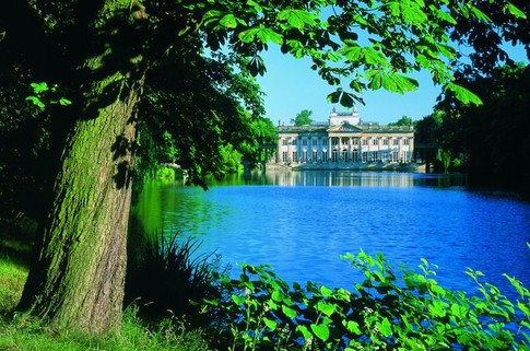 "Дворец на воде" в Лазенковском парке.<br />
Фото: Польская туристическая организация