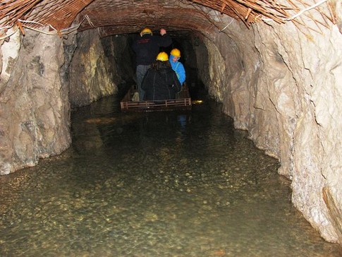 Затопленный тоннель в Осувке. Дальше посетителям придется передвигатьс по шаткому веревочному мостику.<br />
Фото: А.Мазур