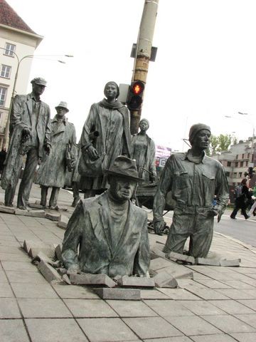 Памятник, олицетворяющий переход от социализма к капитализму. На одной стороне улицы фигуры как бы спускаются под землю. Фото: А.Мазур