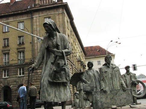 Памятник, олицетворяющий переход от социализма к капитализму. На другой стороне улицы фигуры выходят из-под асфальта. Фото: А.Мазур