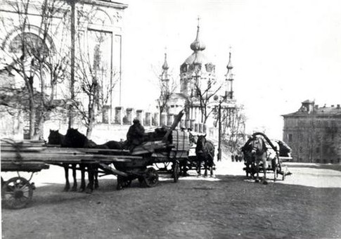 Андреевская с фрагментом Десятинной церкви, отстроенной на месте разрушенного храма. Фото из фондов музея истории Киева 