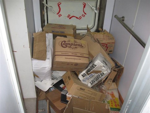 Чтобы выжить. Моряки вскрывали запасы еды на спасательных шлюпаках и гуманитарную помощь, фото из личного архива С. Атакузиева