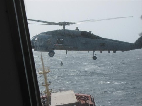 Американцы. Вертолет сгрузил на судно горох и немного воды для экипажа, фото из личного архива С. Атакузиева