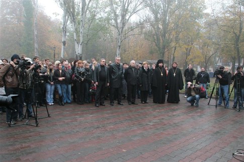 На площадь пришли около 100 человек, фото А. Лесик