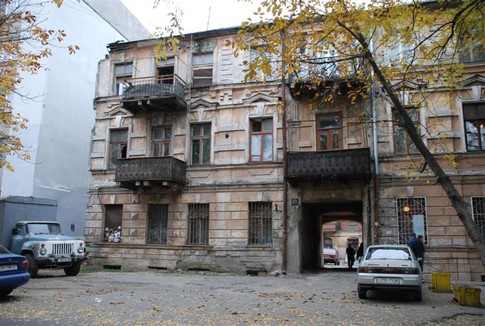 Вид с Базарной. Дом 1905 года постройки признан аварийным с 2002 года, фото К. Диланян