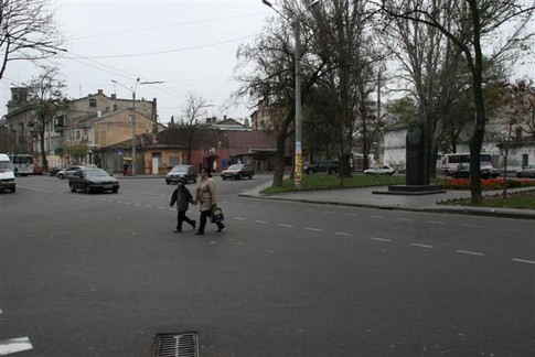 Площадь Льва Толстого. Пешеходы-экстремалы уворачиваются от машин, фото А. Лесик