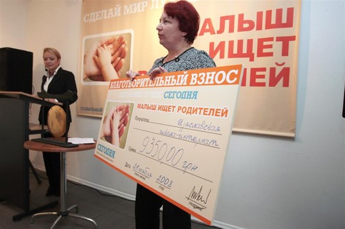 Взнос. После подсчетов  сумма составила не 9 350 грн, а 10 950. Фото С. Николаева