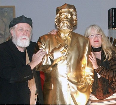 Можно заказать свою золотую статую; фото А.Кравченко