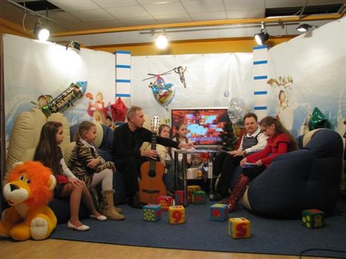 Маленькие ведущие. В студии днепропетровского телеканала проходит сьемка детской передачи. Фото "Сегодня"