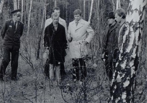 Маньяк. Убийца детей Воркин (в центре), справа от него Винокуров (в белом плаще). Фото из личного архива