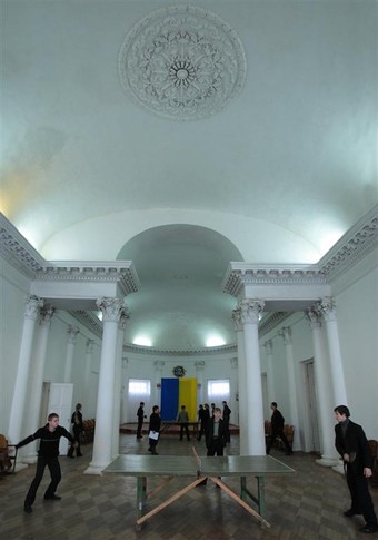 Овальный кабинет. В украинском — играют в пинг-понг. Фото А. Яремчука