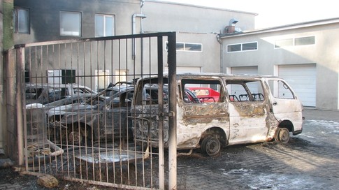 Дотла. Огонь мгновенно охватил машины, ожидающие ремонта, фото А. Сибирцев