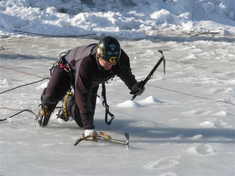 Ледник. Спортсмены перебирались на другой берег пруда пользуясь "кошками" и ледорубом. Фото Д. Полетаева