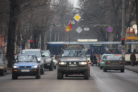 Колонна. На дорогах возмущались как дорогущие джипы, так и пожилые "Москвичи", фото А. Лесик
