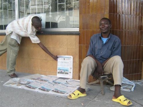 О приходе "Фаины" в Кении написали ведущие газеты. Фото Е. Ихельзона