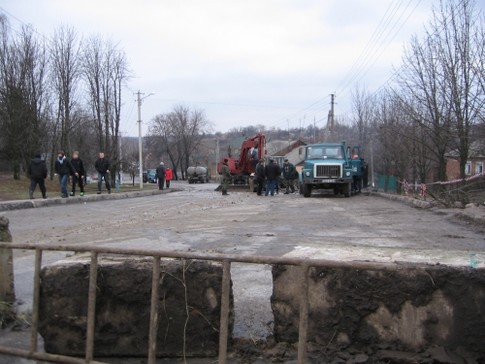 Коллектор в Чугуеве залатали, жителям дали воду, фото А.Левченко