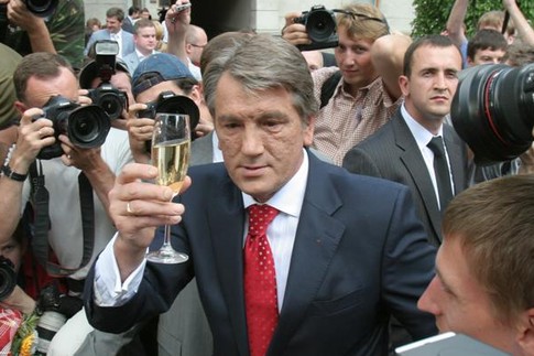 Сейчас. Ющенко пошел на поправку и выглядит гораздо лучше, чем после отравления
