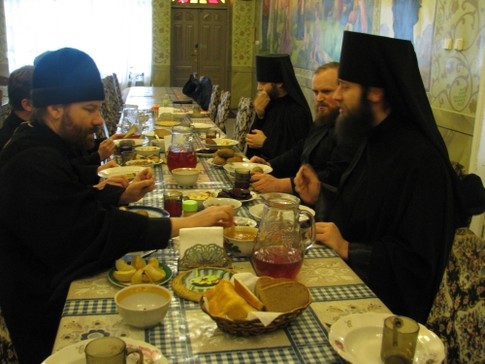 Харьковские монахи постятся луком и орехами, фото Л.Полишко