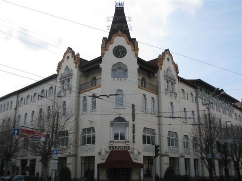 Гранд-отель "Украина". В центре города  висят одни из самых старых часов в Днепропетровске. Фото О. Негодовой