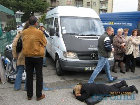 ЧП в Риме. Украинки легли под автобусы, противостоя итальянской полиции. Фото О. Городецкого