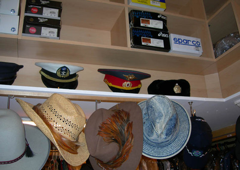 Дом. Джеки коллекционирует шляпы. Фото с сайта jackie-chan.ru