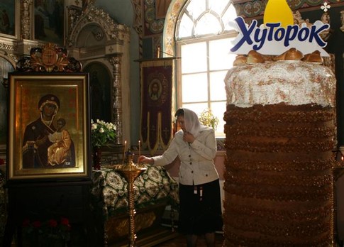 Рекорд. Огромную пасху доставили в Свято-Николаевский собор города Синельниково и освятили. Фото пресс-службы S.I.Group