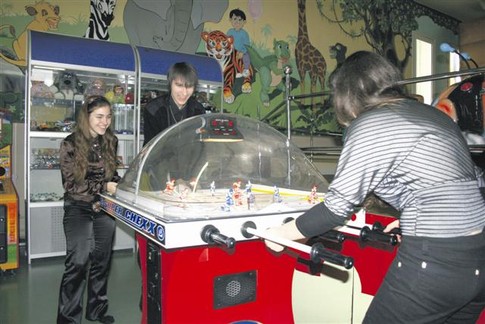 Дети. В свободное от съемок время ребята весело состязались друг с другом у игрового автомата в мини-хоккей. Фото пресс-службы канала СТБ