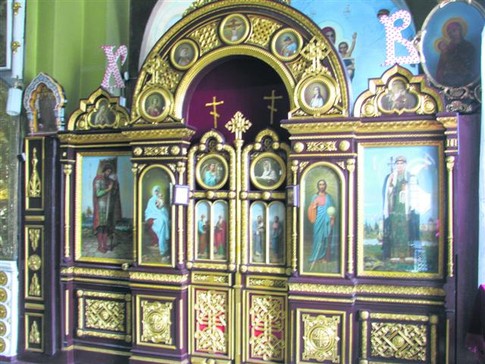 Иконостас. Поклониться иконам в собор приезжают даже из Киева. Фото М. Скидановой
