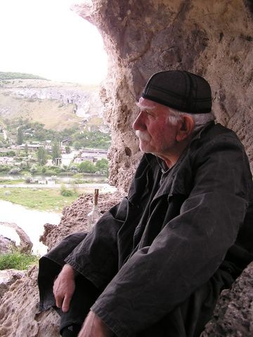 Армен Джигарханян в роли могильщика. Фото М. Львовски