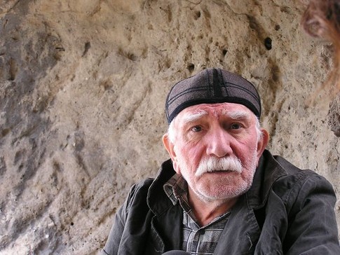Армен Джигарханян в роли могильщика. Фото М. Львовски