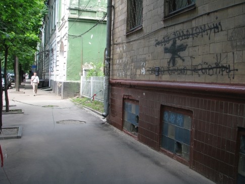 Смывать свастику в Харькове некому, фото Л.Полишко