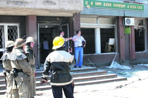 Место трагедии. В банке было всего два посетителя, но пострадали много прохожих. Фото ГУ МЧС Запорожской области
