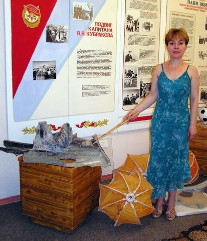 Заведующая школьным музеем Елена Коваленко рассказывает о подвиге капитана Кубракова