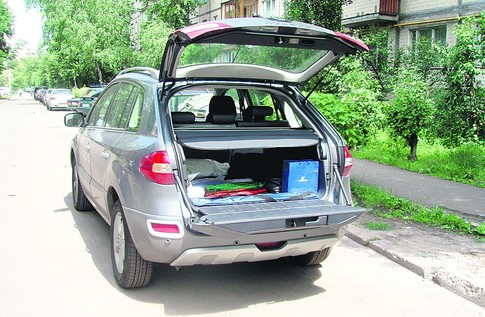 Багажник. Если сложить сиденья, объем багажника составит 1380 л. Фото В. Бовсуновского