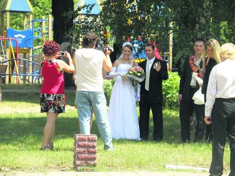 Веселье. Несмотря ни на что, в городе справляют свадьбы. Фото М. Мирошниченко