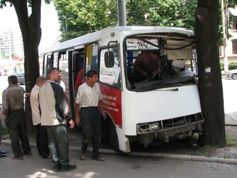 В Харькове маршрутка на скорости влетела в дерево, фото А.Половинкина